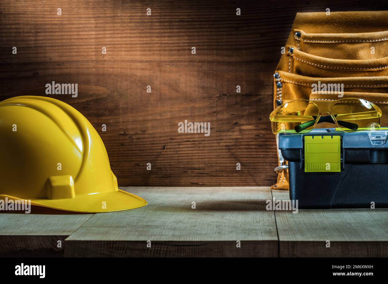 Generatore Maschio Che Apre La Cassetta Degli Attrezzi Di Plastica In Uniforme Casco Guanti Vista Frontale 9822884 - Foto 9