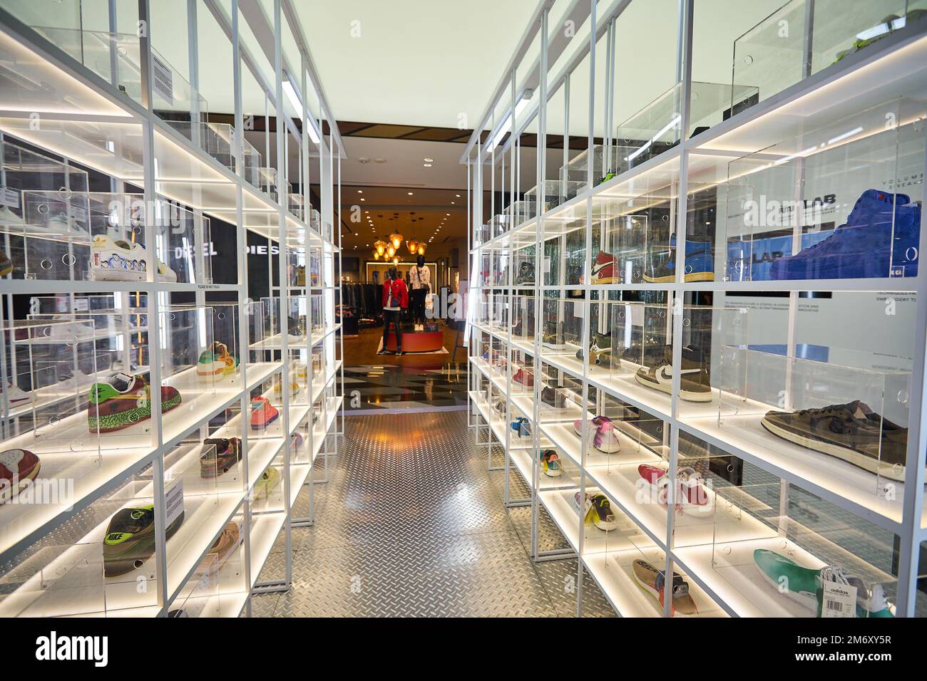 BANGKOK, THAILANDIA - CIRCA GENNAIO 2020: Calzature esposte al centro commerciale Siam Discovery di Bangkok. Foto Stock