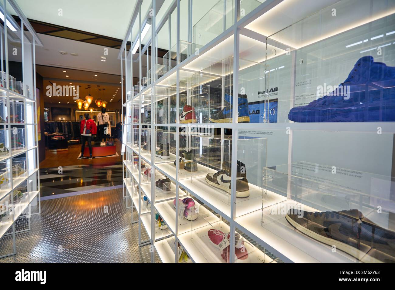 BANGKOK, THAILANDIA - CIRCA GENNAIO 2020: Calzature esposte al centro commerciale Siam Discovery di Bangkok. Foto Stock