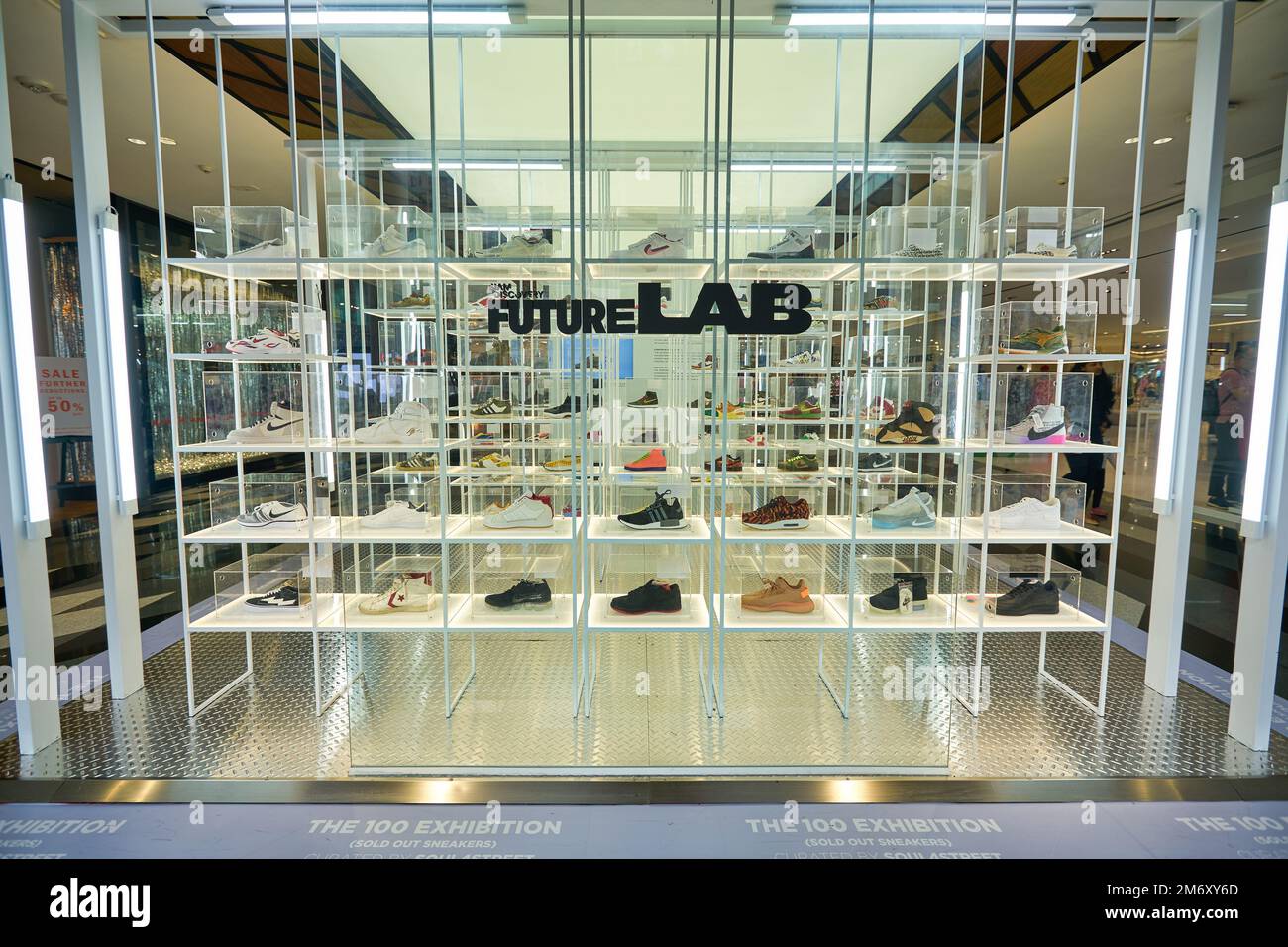BANGKOK, THAILANDIA - CIRCA GENNAIO 2020: Calzature esposte al centro commerciale Siam Discovery di Bangkok. Foto Stock