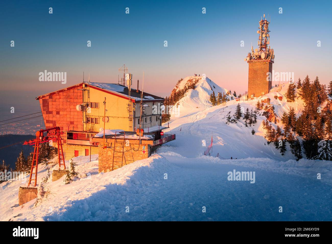 Poiana Brasov, Romania. Famosa stazione sciistica invernale, Postavaru montagna (1799 m) in Transilvania, Carpazi paesaggio montagne. Foto Stock