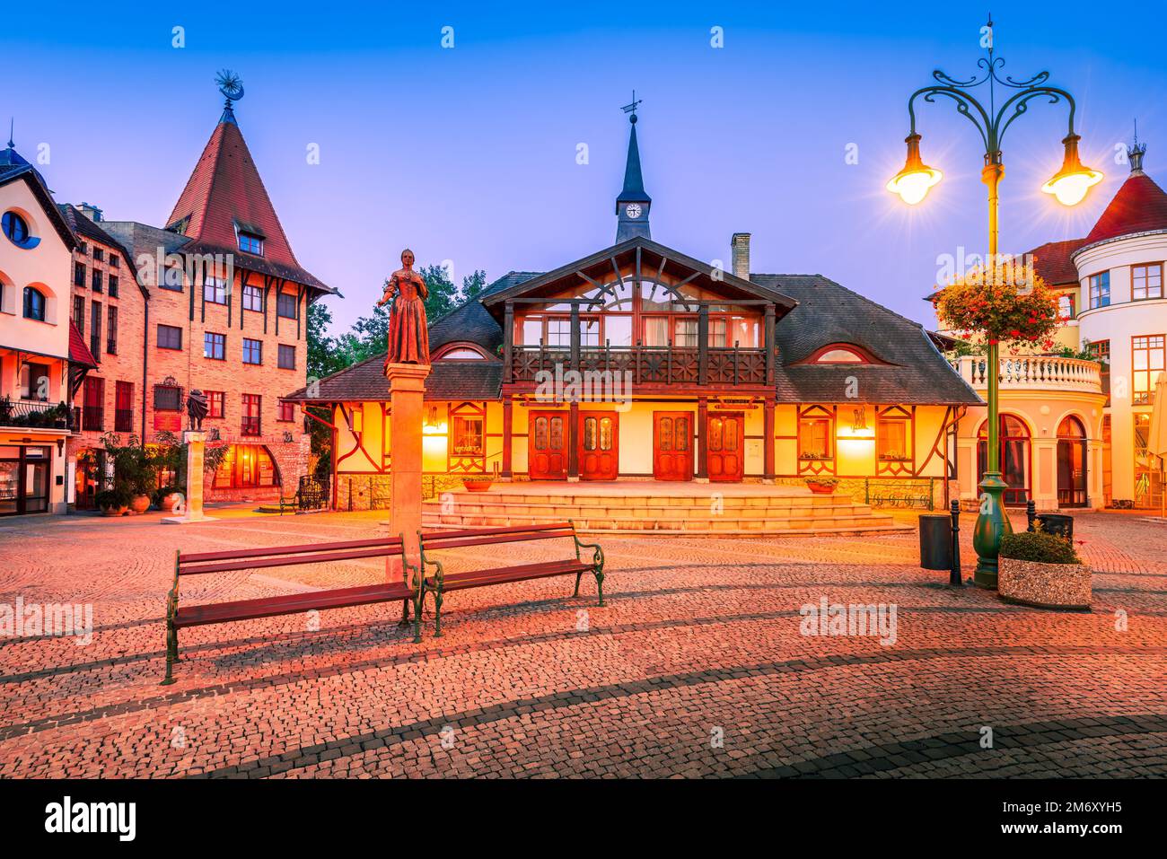Komarno, Slovacchia. Bellissimo cortile d'Europa, architettura storica nell'affascinante città slovacca, vista al crepuscolo. Komaron è una piccola città ungherese Foto Stock
