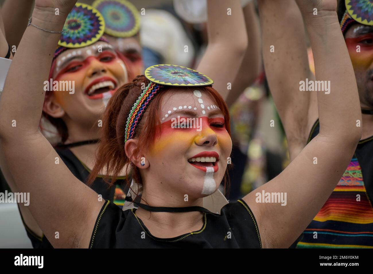 L'arrivo della famiglia Ipial al carnevale multicolore del confine, è un tributo alle prime famiglie indigene fondatrici della città. Ipiales, Foto Stock