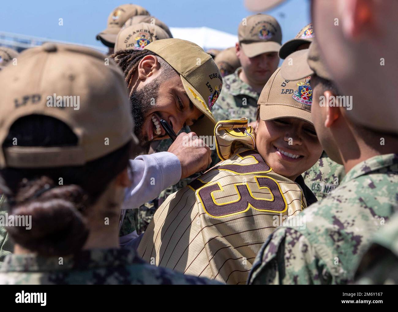 220509-N-AO823-1111 SAN DIEGO (9 maggio 2022) – Fernando tatis Jr., giocatore professionista di baseball dei San Diego Padres, firma autografi per l'equipaggio della nave portuale di trasporto anfibio USS Anchorage (LPD 23), durante un tour, il 9 maggio. I Padres sono stati i primi team sportivi professionisti ad avere un dipartimento Affari militari, e da allora sono stati riconosciuti come 'la squadra dei militari' in tutti gli sport professionali. Anchorage è una nave portuale di trasporto anfibio di classe San Antonio ospita a San Diego. Foto Stock