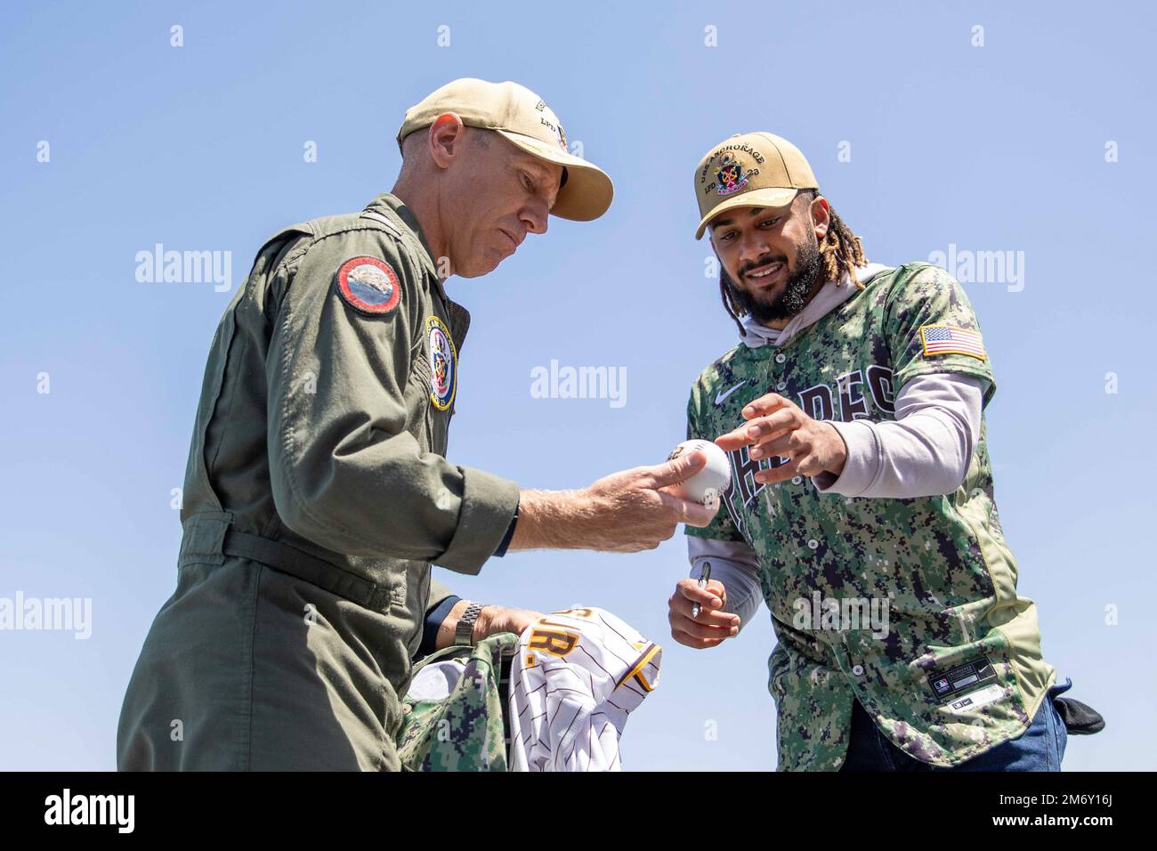 220509-N-AO823-1264 SAN DIEGO (9 maggio 2022) – Fernando tatis Jr., un giocatore professionista di baseball dei San Diego Padres, firma autografi per il Capt. Pete Riebe, comandante della nave portuale di trasporto anfibio USS Anchorage (LPD 23), durante un tour del 9 maggio. I Padres sono stati i primi team sportivi professionisti ad avere un dipartimento Affari militari, e da allora sono stati riconosciuti come 'la squadra dei militari' in tutti gli sport professionali. Anchorage è una nave portuale di trasporto anfibio di classe San Antonio ospita a San Diego. Foto Stock