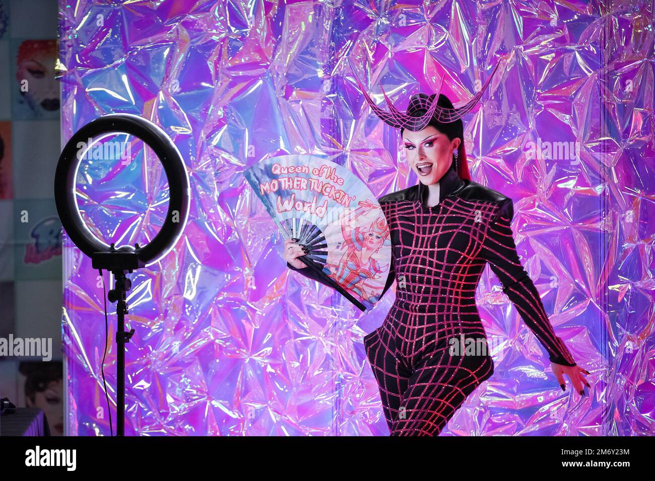 Londra, Regno Unito. 6th gennaio 2023. Le personalità di Drag Queen posano per le foto della stampa durante DragCon UK, una delle più grandi celebrazioni di Drag, presentata da World of Wonder a Excel London dal 6-8 gennaio. Credit: Guy Corbishley/Alamy Live News Foto Stock
