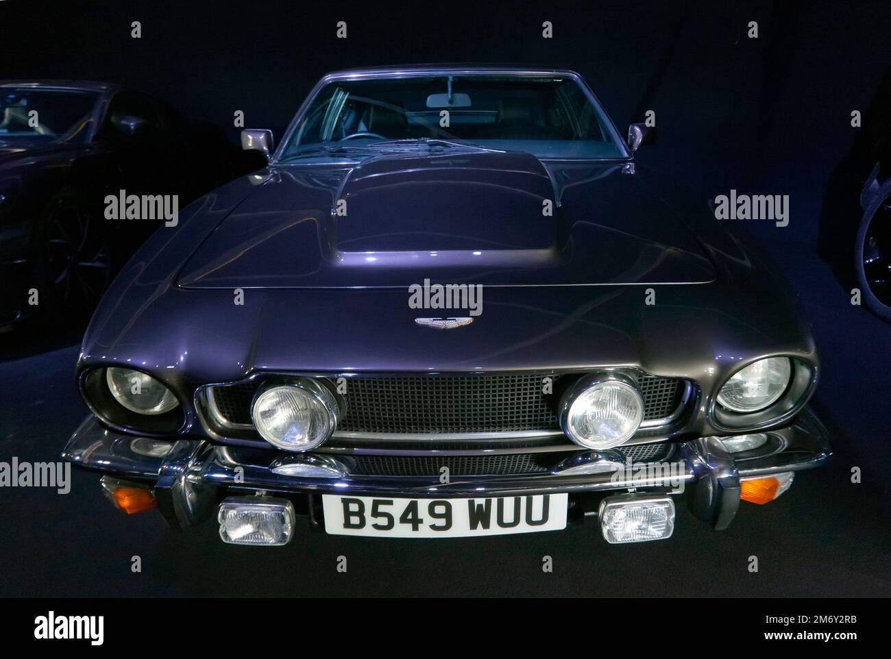 Vista frontale di un Brown, 1981, Aston Martin V8 guidato da Daniel Craig, come James Bond, nel film No Time To Die, in mostra al 2022 Silverstone Classic Foto Stock