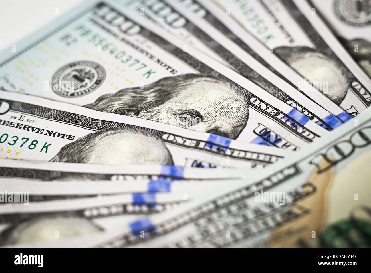 Le fatture IN dollari USA in tagli da 100 dollari sono viste in questa foto di illustrazione a Varsavia, Polonia il 06 gennaio 2022. Foto Stock