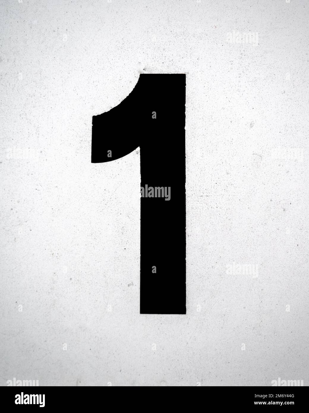 Con il numero uno. Pannello numerato danneggiato. Primo piano di un cartello danneggiato con il numero uno. Foto Stock