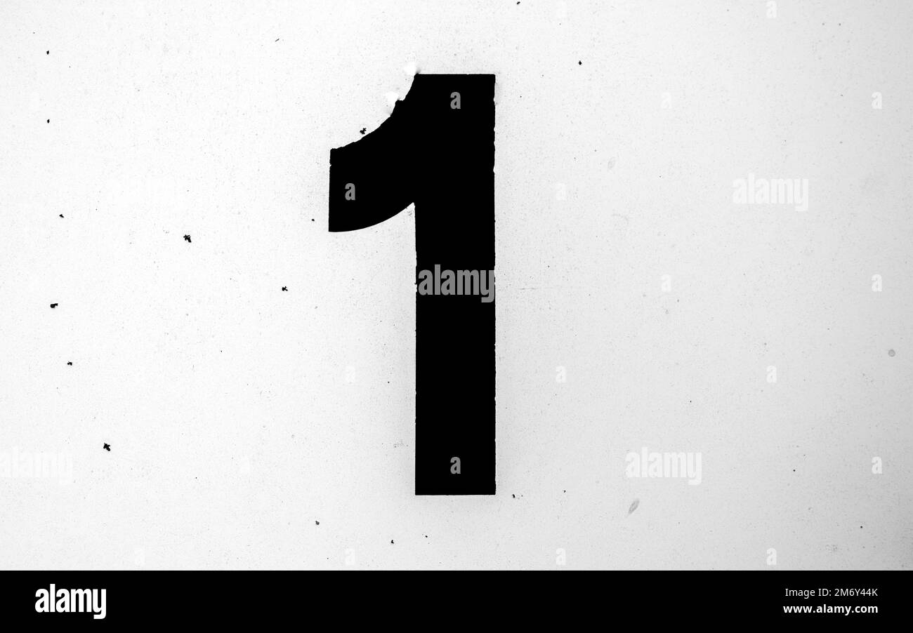 Con il numero uno. Pannello numerato danneggiato. Primo piano di un cartello danneggiato con il numero uno. Foto Stock