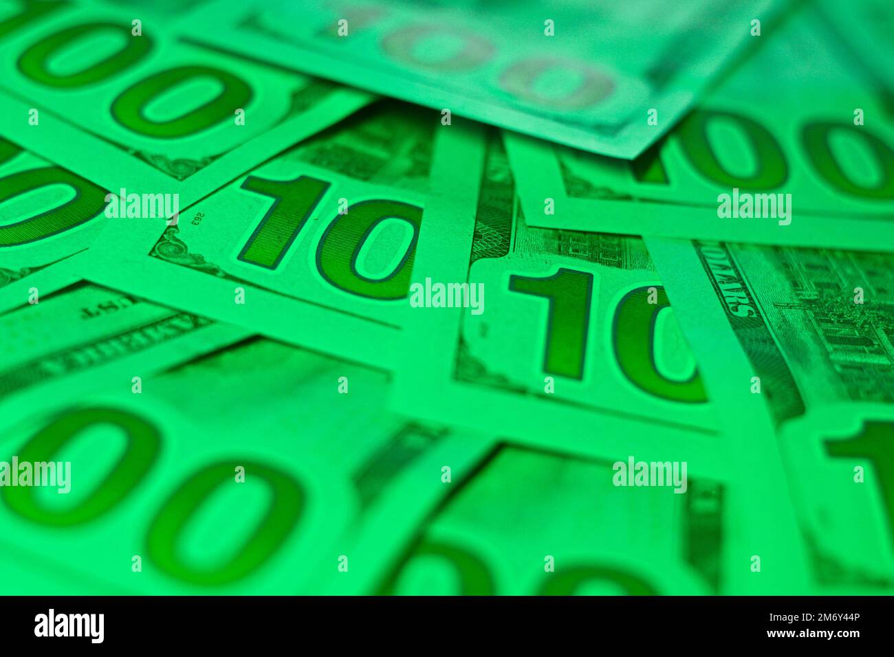Le fatture IN dollari USA in tagli da 100 dollari sono viste in questa foto di illustrazione a Varsavia, Polonia il 06 gennaio 2022. Foto Stock