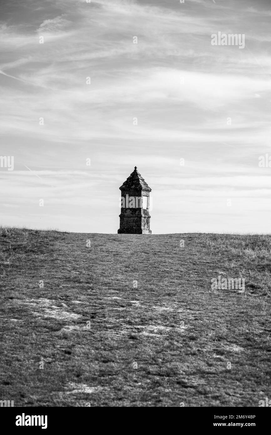 vertice di mont Beuvray nel morvan. Monumento alla cima del Mont Beuvrey.Stone monumento sulla cima della montagna.concetto di ricarica. Foto Stock