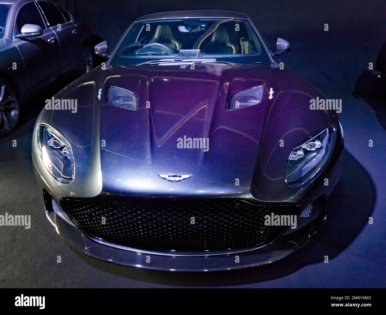 Vista frontale dell'Aston Martin DBS Superleggera che ha presentato in No Time To Die, in mostra al 2022 Silverstone Classic Foto Stock