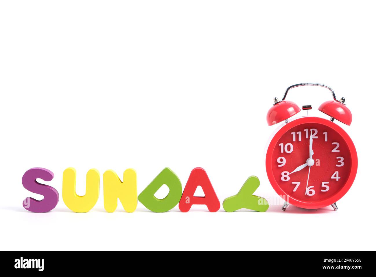 Otto orologio mattina sveglia rossa e parola Domenica, composto da lettere sfondo bianco Foto Stock