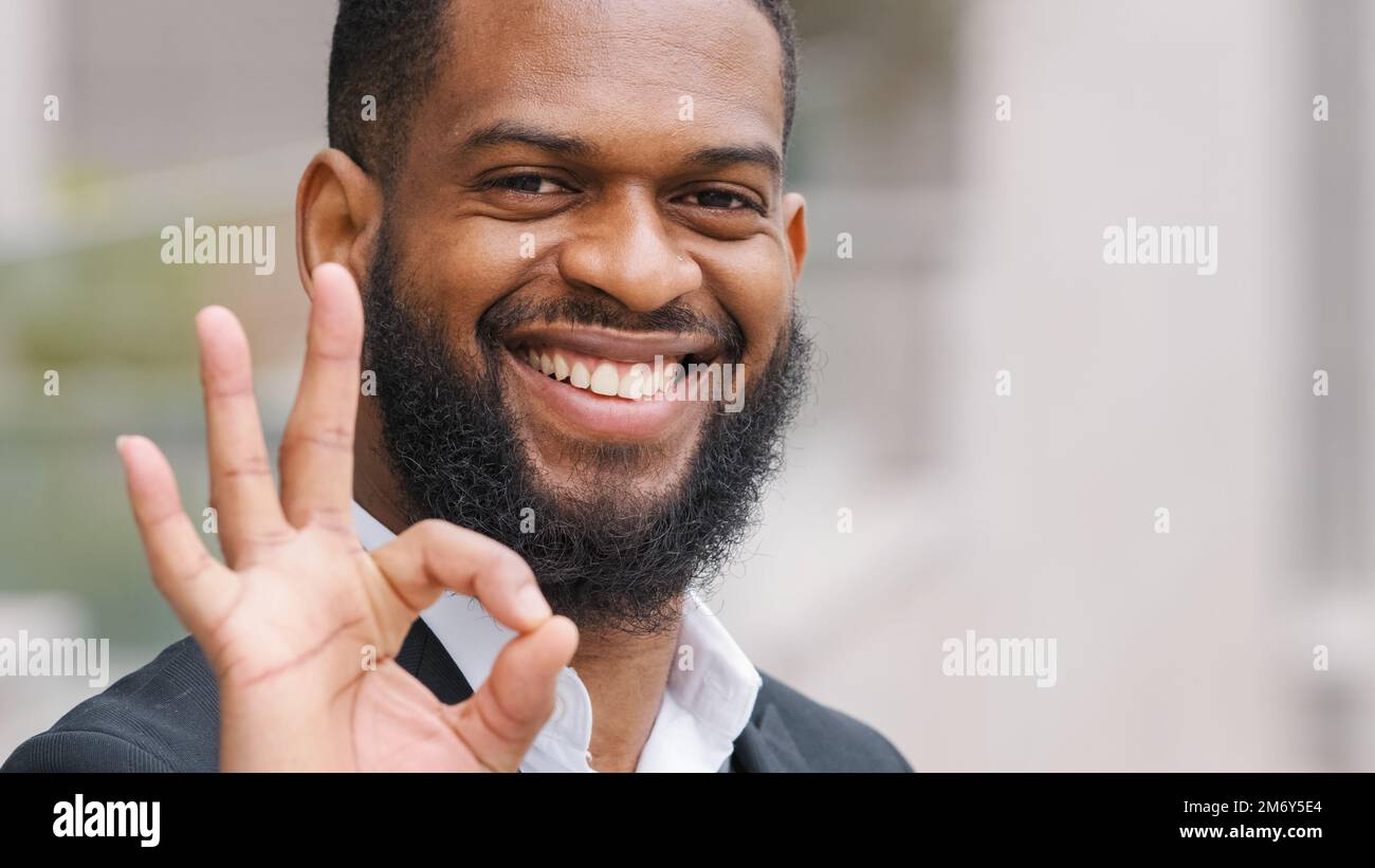 Primo piano ritratto di sorridente felice uomo etnico afroamericano riuscito uomo d'affari maschio imprenditore datore di lavoro executive manager operaio Foto Stock