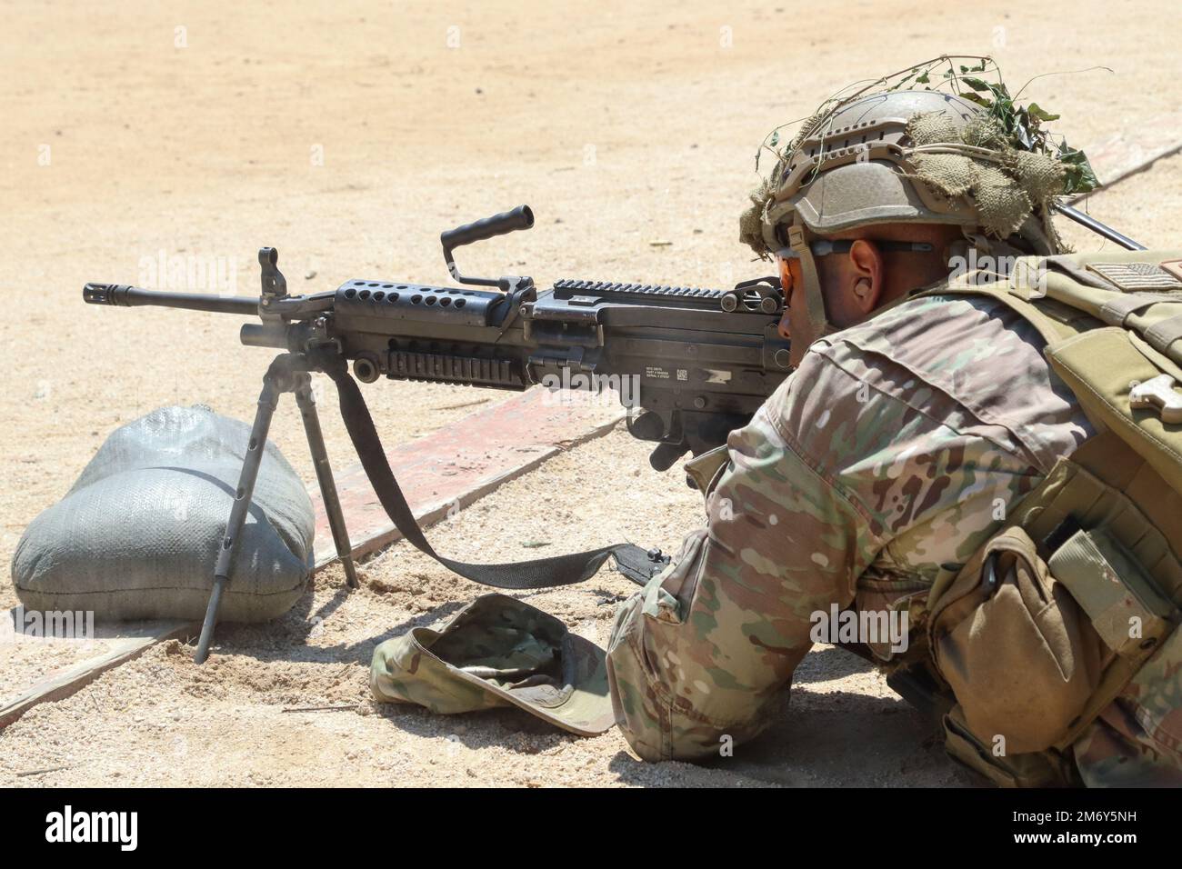 STATI UNITI 1st Classe George Linen, 1st Brigata del segnale teatrale, spara un M-249 durante l'Ottava competizione di Guerriero e squadra dell'Esercito 2022 al Rodriguez Live-Fire Range, Corea del Sud, 10 maggio 2022. L'Ottava competizione di miglior Guerriero e squadra dell'Esercito è una competizione della durata di una settimana che consiste in diversi eventi per testare le conoscenze e le abilità generali dell'Esercito dei partecipanti. Foto Stock