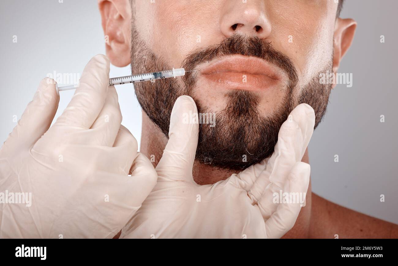 Botox, labbra e iniezione di mani di chirurgia plastica e uomo in studio medico estetico, bellezza e dermatologia facciale. Mesoterapia, acido ialuronico o. Foto Stock
