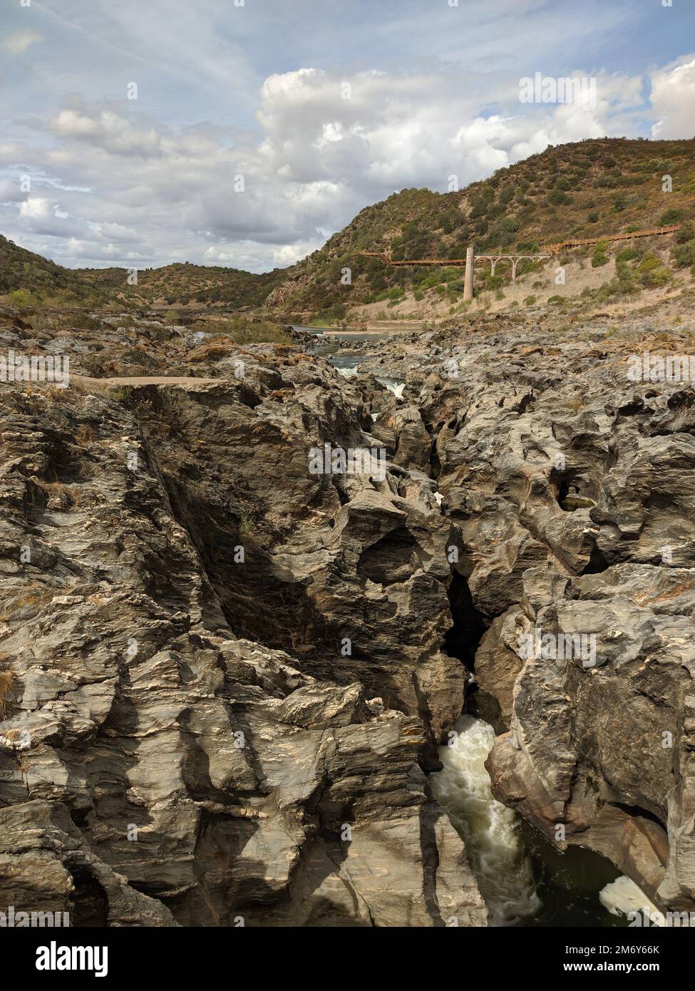 Uno scatto verticale della cascata Pulo do Lobo a Mertola, Portogallo Foto Stock