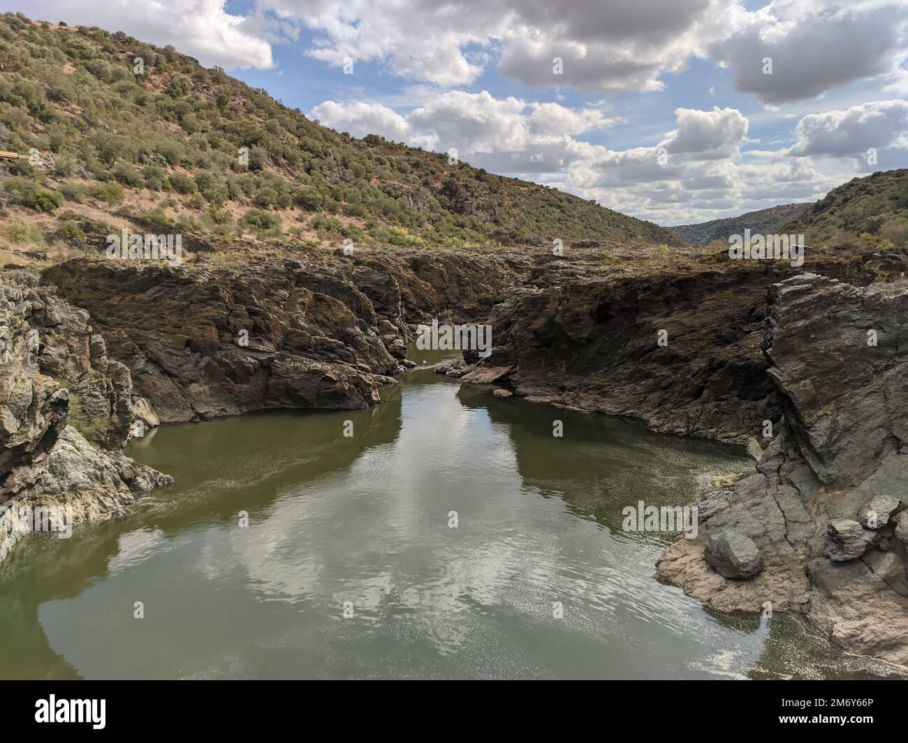 Il fiume Guadiana vicino alla cascata di Pulo do Lobo, Mertola, Portogallo Foto Stock