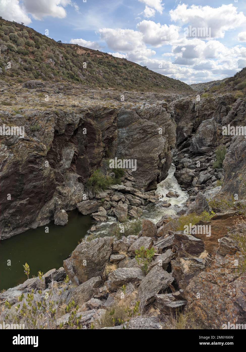 Uno scatto verticale della cascata Pulo do Lobo a Mertola, Portogallo Foto Stock