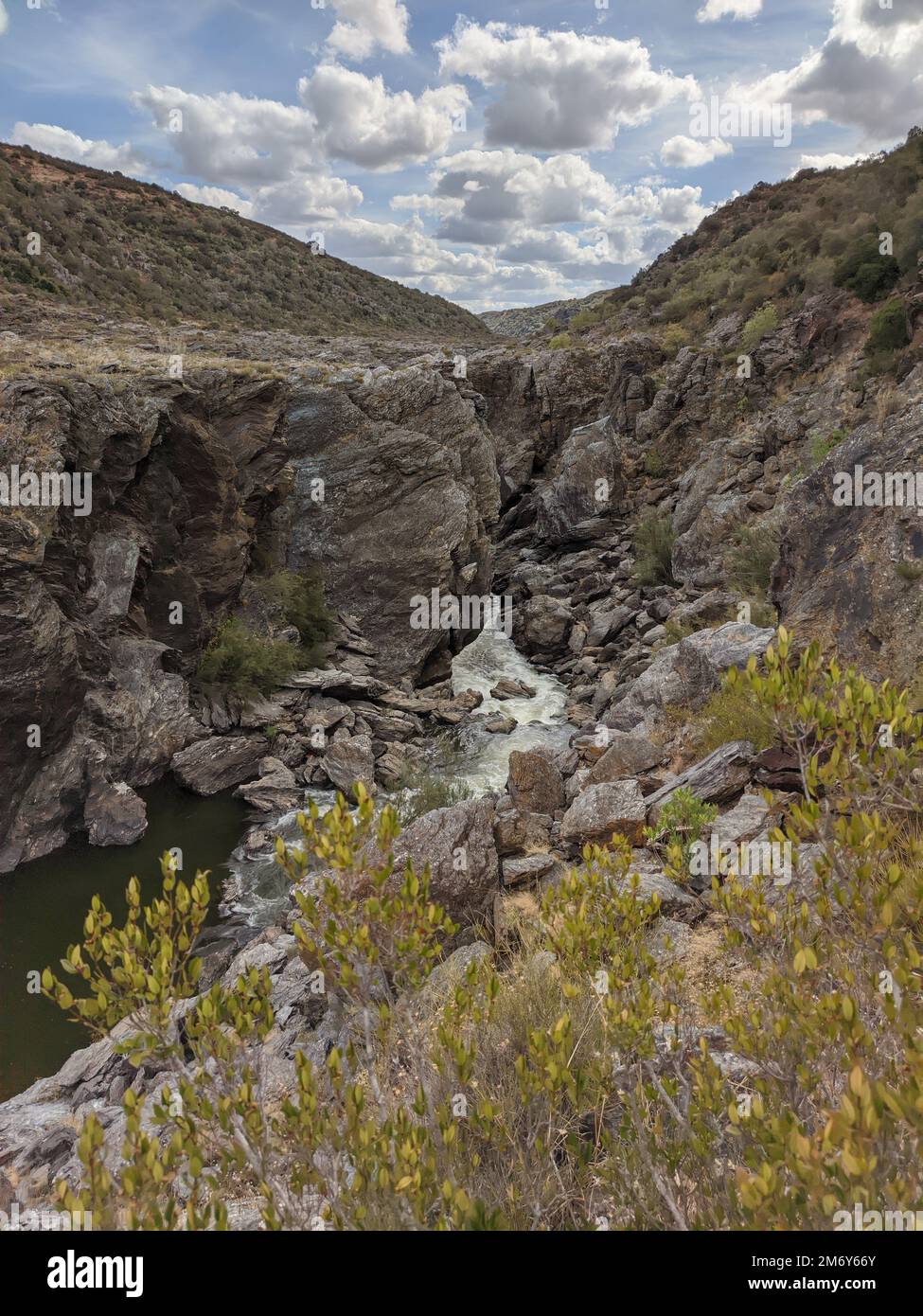 Uno scatto verticale della cascata Pulo do Lobo a Mertola, Portogallo Foto Stock