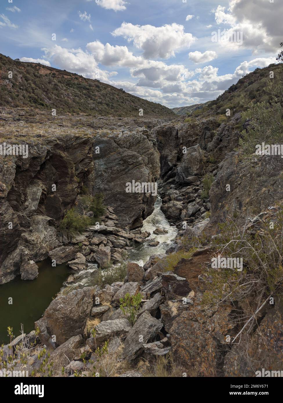 Uno scatto verticale della cascata Pulo do Lobo a Mertola, Portogallo Foto Stock