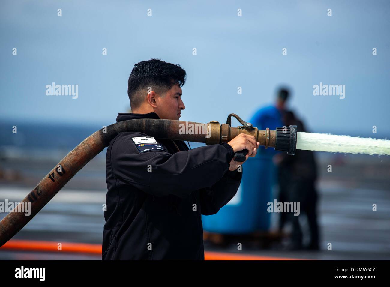 220510-N-DW158-2022 OCEANO PACIFICO (10 maggio 2022) Aviazione Boatswain’s Mate (Handling) 3rd Classe Pete Torres, di San Antonio, spruzza sapone sul ponte di volo degli Stati Uniti L’unica portaerei della Marina schierata a termine USS Ronald Reagan (CVN 76) durante un lavaggio di linea del ponte aereo. I marinai di Ronald Reagan strofinano il ponte di volo per sbarazzarsi di qualsiasi accumulo in eccesso che si accumula dalle operazioni di volo giornaliere. Ronald Reagan, il fiore all'occhiello del Carrier Strike Group 5, fornisce una forza pronta per il combattimento che protegge e difende gli Stati Uniti, e sostiene alleanze, partnership e m collettive Foto Stock