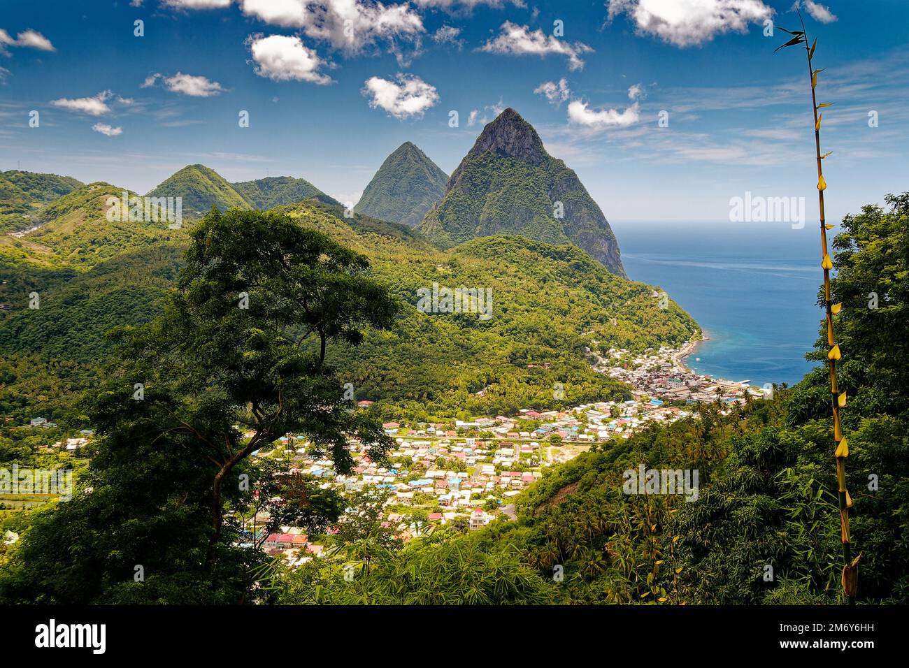 I Pitons e la città di Soufriere sull'isola caraibica di Santa Lucia Foto Stock