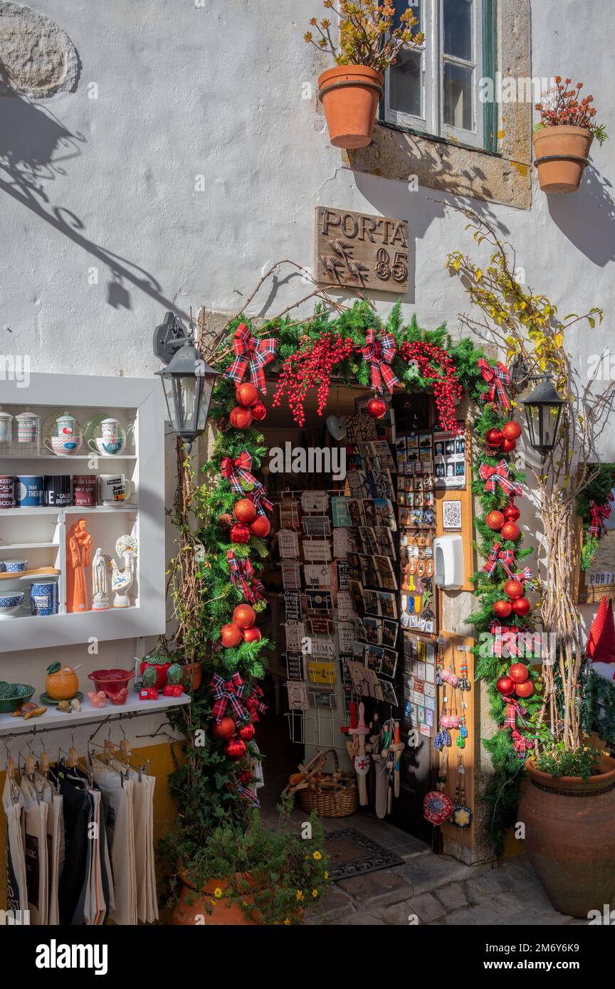 Vista dei tradizionali souvenir e utensili da cucina portoghesi in vendita nella piazza centrale di Obidos, Portogallo. Foto Stock