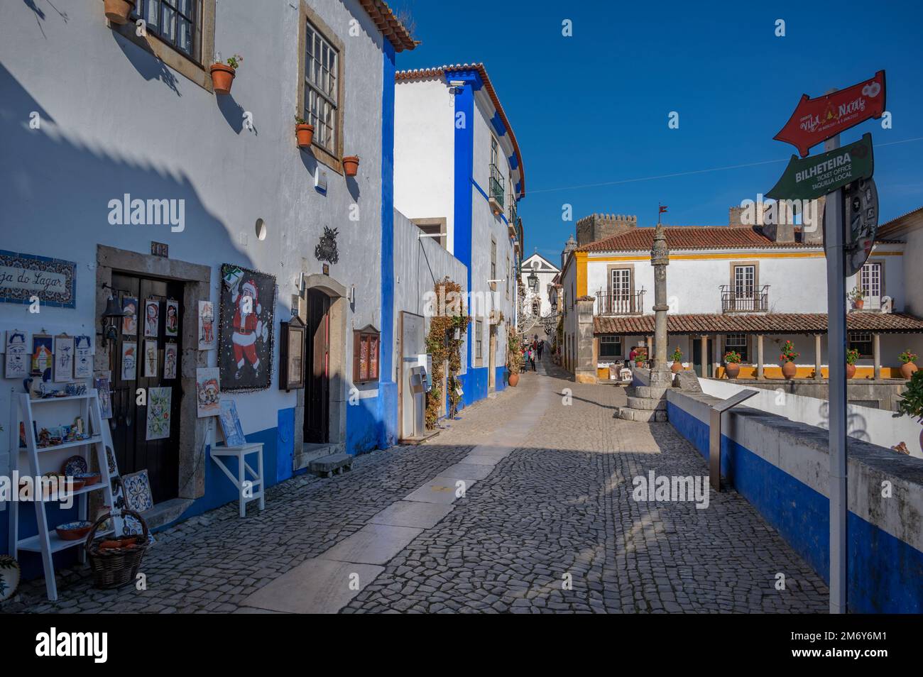 Vista dei tradizionali souvenir e utensili da cucina portoghesi in vendita nella piazza centrale di Obidos, Portogallo. Foto Stock