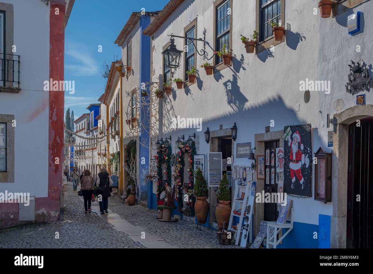 Vista dei tradizionali souvenir e utensili da cucina portoghesi in vendita nella piazza centrale di Obidos, Portogallo. Foto Stock