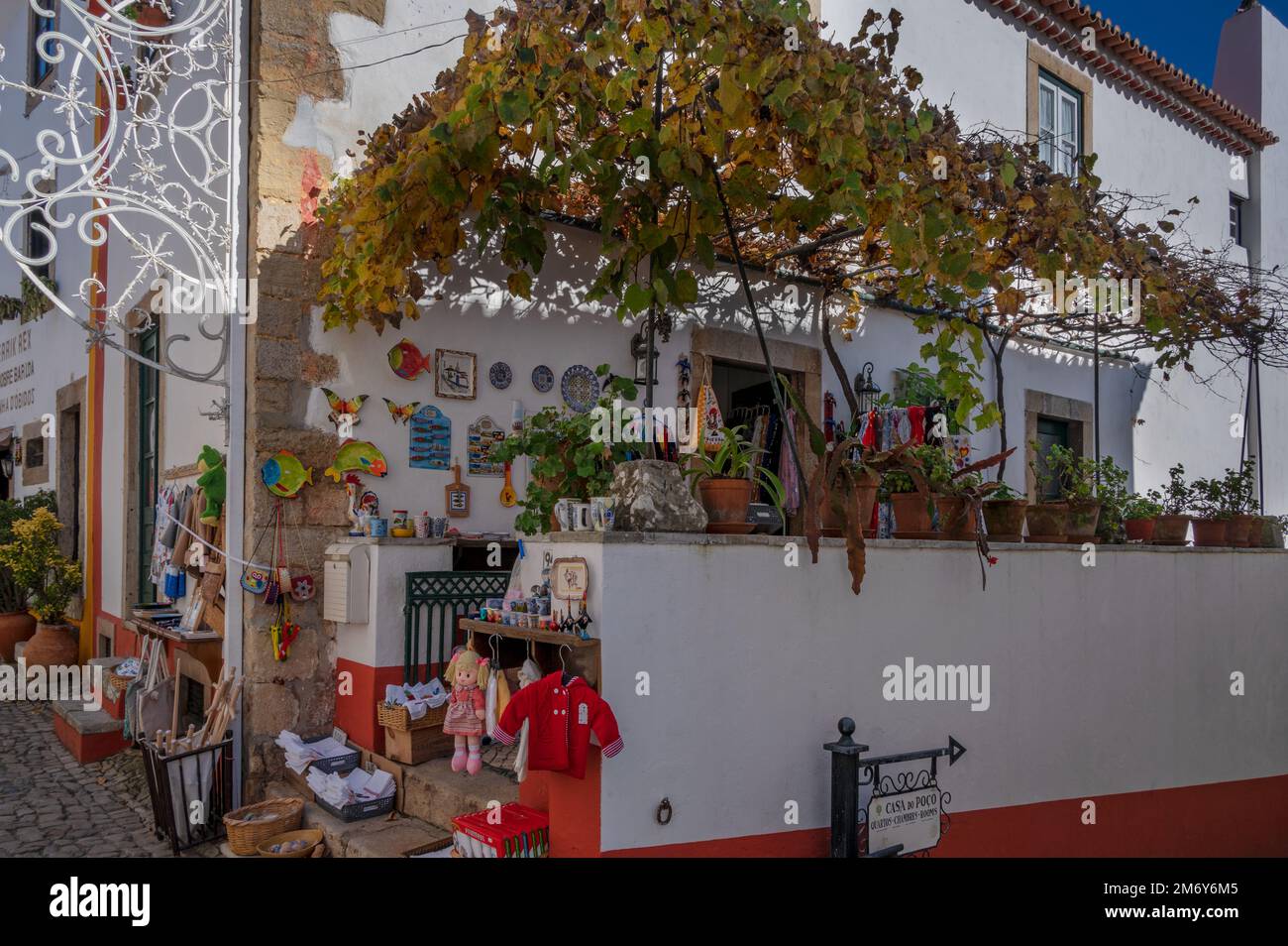 Vista dei tradizionali souvenir e utensili da cucina portoghesi in vendita nella piazza centrale di Obidos, Portogallo. Foto Stock