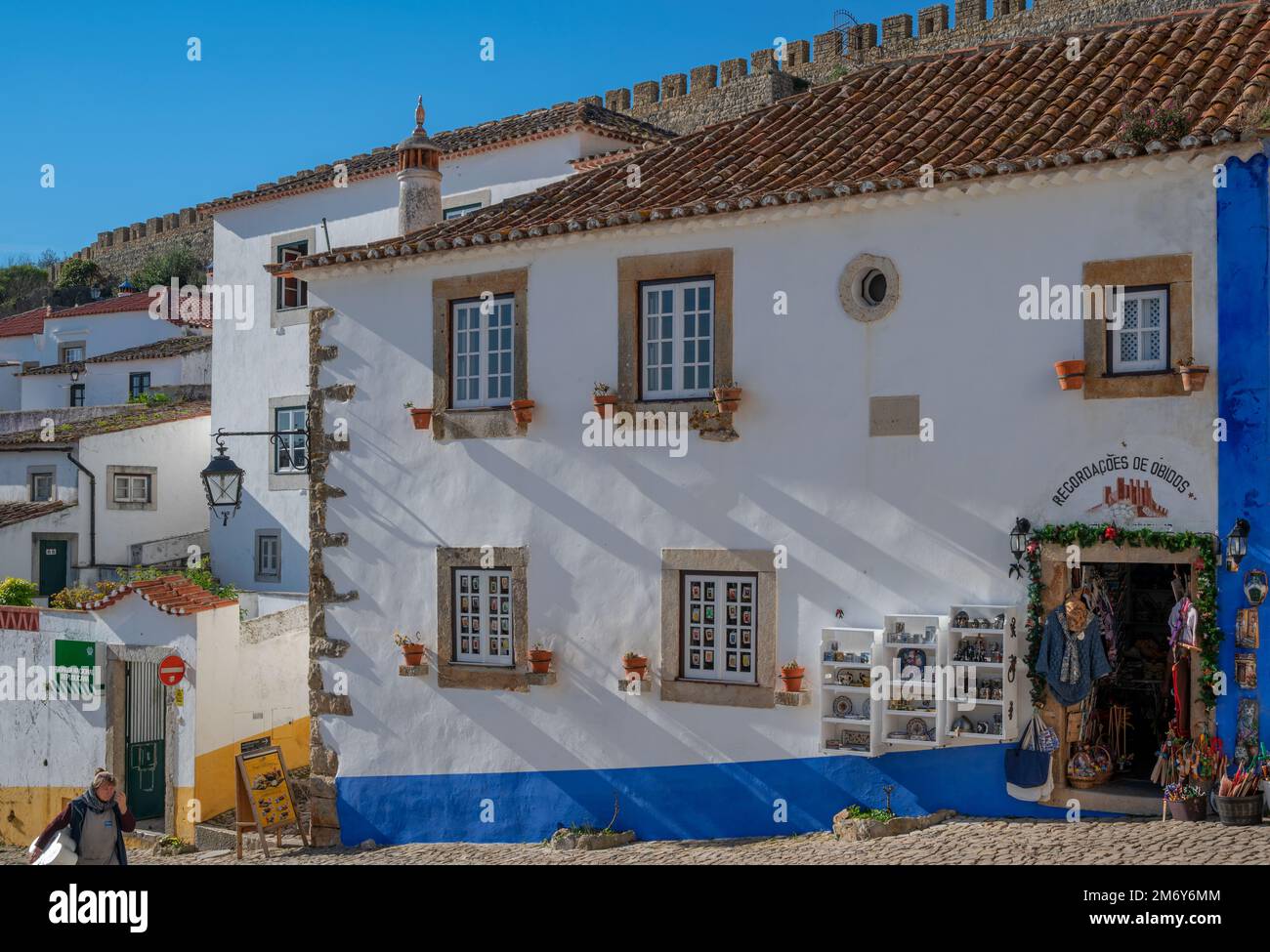 Vista dei tradizionali souvenir e utensili da cucina portoghesi in vendita nella piazza centrale di Obidos, Portogallo. Foto Stock
