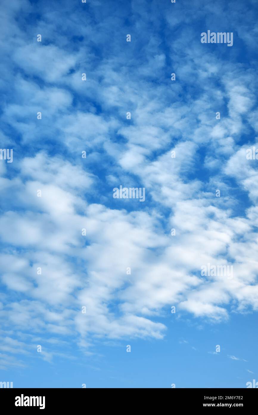 Cielo blu con nuvole irregolari, sfondo naturale. Foto Stock