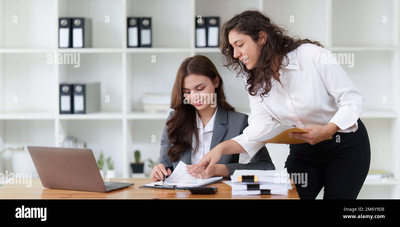 Uomini d'affari riunione per discutere e brainstorming la documentazione di rapporto finanziario in ufficio domestico. Consulenza finanziaria lavoro di squadra e concetto contabile Foto Stock