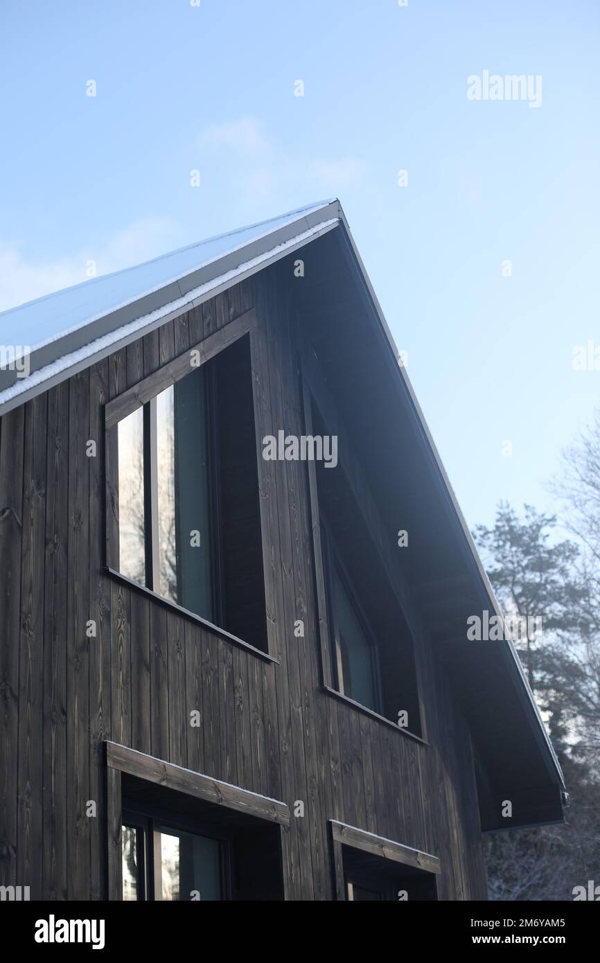 Barnhouse. Casa isolata in legno in stile Scandinavo e Finlandia moderno con grandi finestre. Esterno, pareti in legno. Foto Stock
