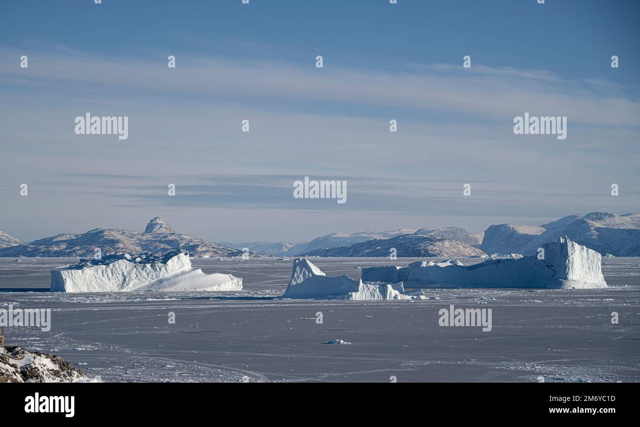 Iceberg intrappolati nel ghiaccio marino nel fiordo di Uummannaq, nella Groenlandia occidentale Foto Stock