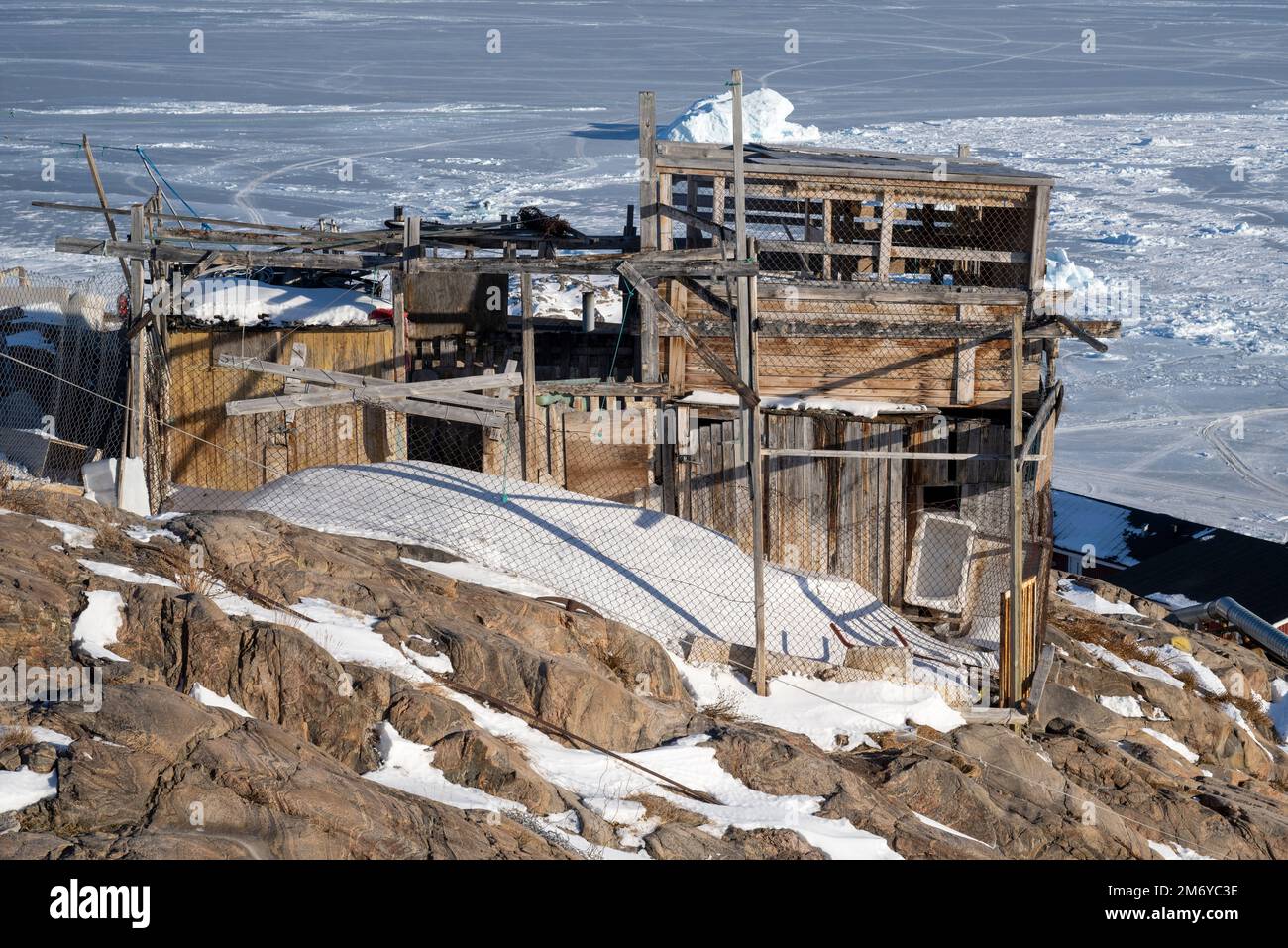 Un ramshackle, canile a più piani nella città di Uummannaq, nella Groenlandia occidentale. Foto Stock
