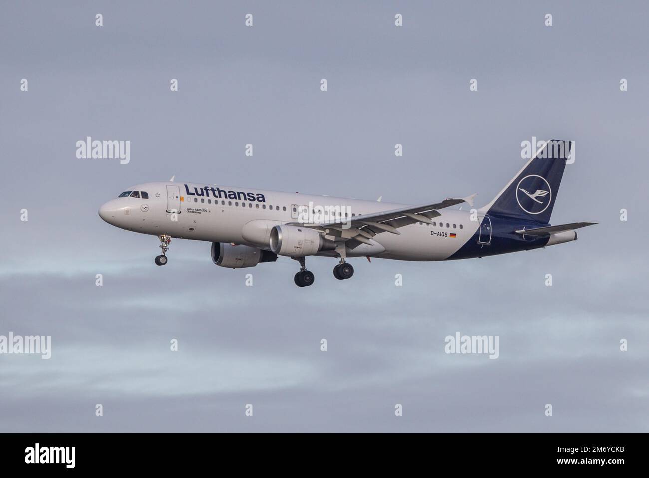 Un Lufthansa Airbus A320-211 atterra all'aeroporto di Manchester alla vigilia del Sunshine Sabato, dove le aziende di vacanza si aspettano che le prenotazioni tornino a livelli pre-lividi; aeroporto di Manchester all'aeroporto di Manchester, Manchester, Regno Unito, 6th gennaio 2023 (Foto di Mark Cosgrove/News Images) Foto Stock