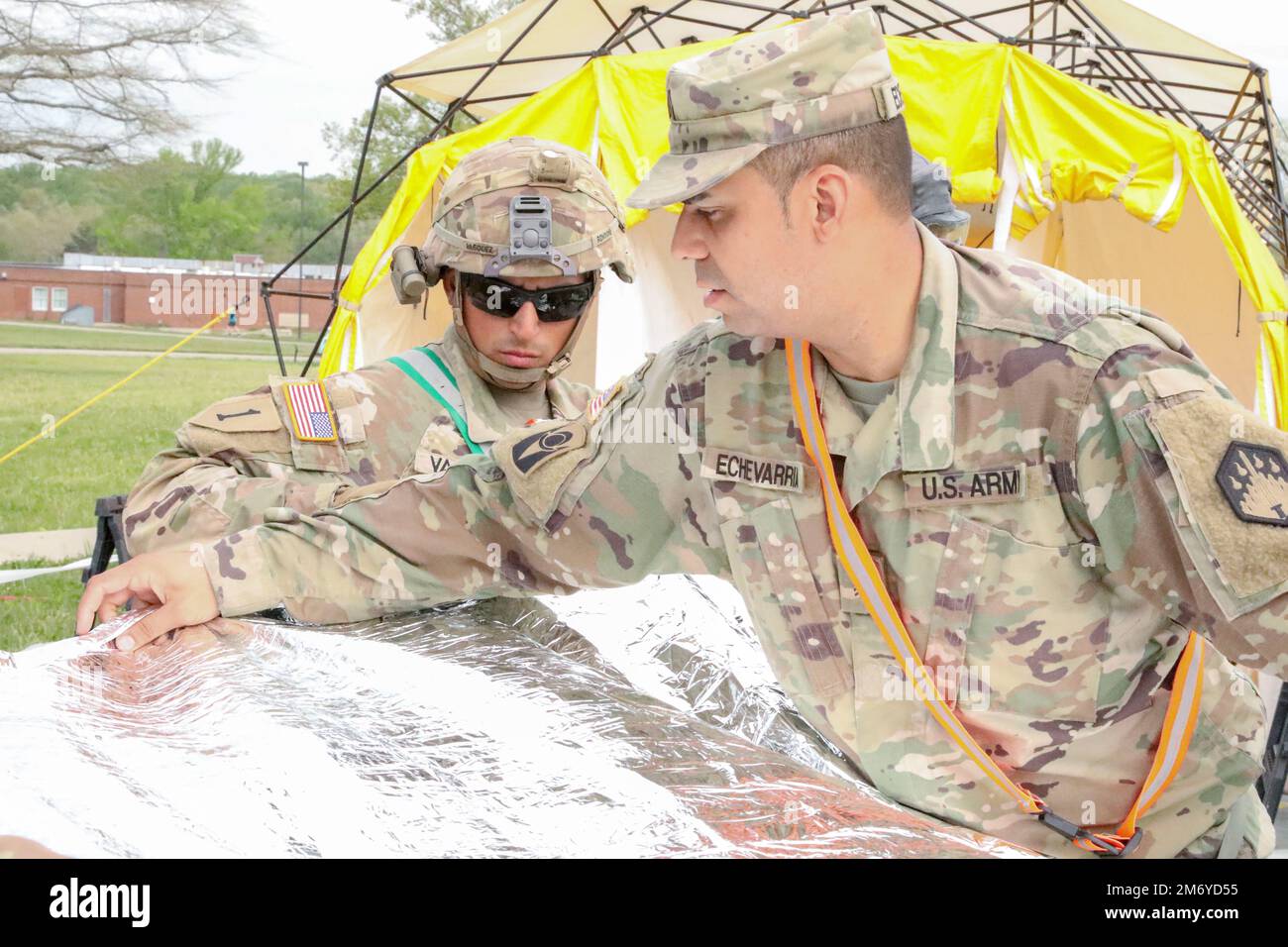 CENTRO DI FORMAZIONE URBANA MUSCATATUCK, IND. – STATI UNITI Soldati dell'esercito, staff Sgt. Francisco Vasquez e Sgt. Angel Echevarria, della 172nd Chemical, Biological, Radiological, and Nuclear Company che preparano le coperte di ricovero per i civili dopo che passassero attraverso la decontaminazione durante una missione di addestramento al Centro Urbano di addestramento di Muscatuck, durante il Guardian Response 22. Guardian Response fornisce una formazione realistica in ambienti ad alto stress per i guardiani nazionali, i reserviisti e i soldati del servizio attivo per mantenere la prontezza se data la situazione di un disastro nucleare. Foto Stock