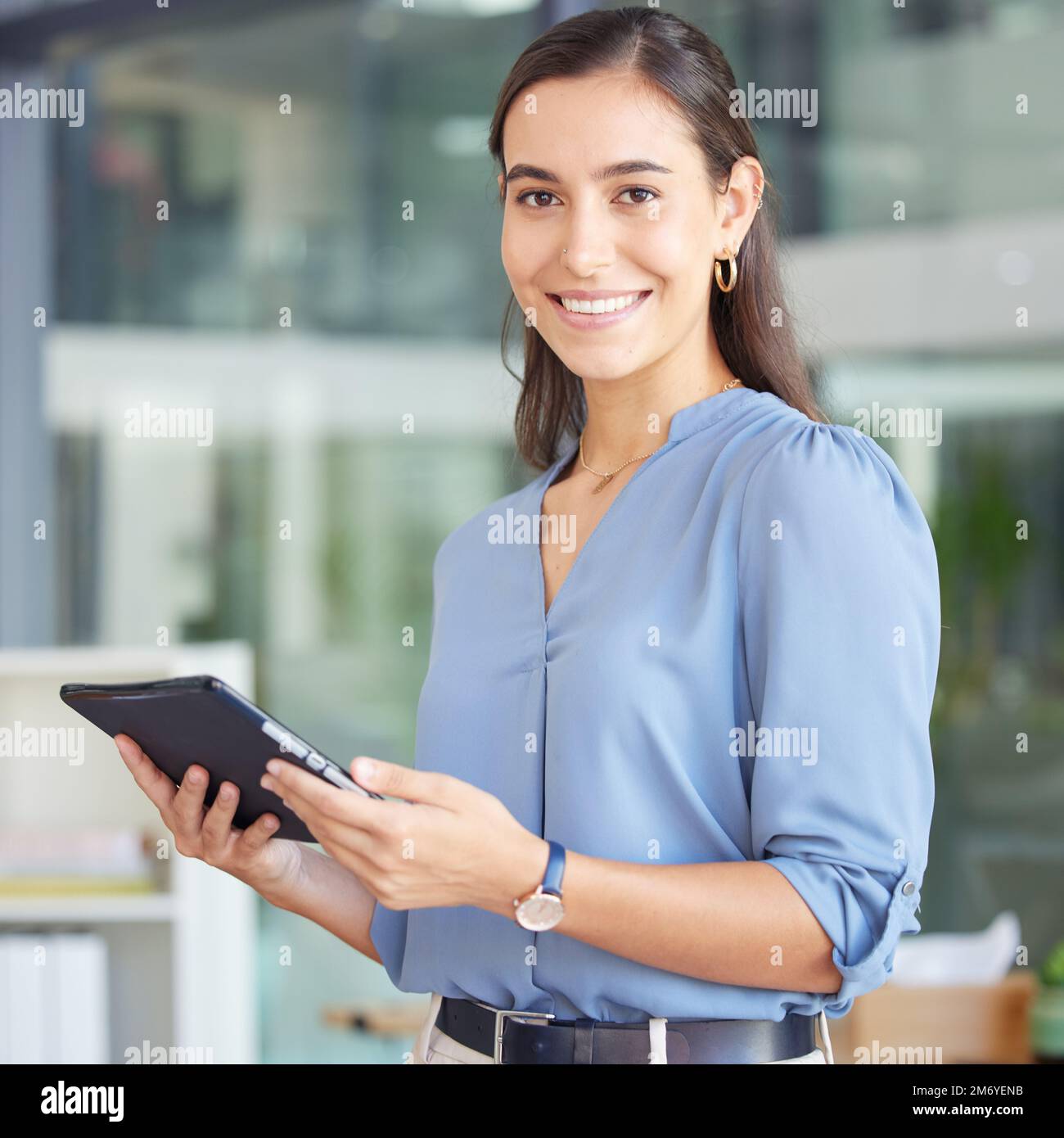 Tablet, ufficio e donna in ritratto per la gestione di siti web, innovazione delle risorse umane e software di reclutamento. Lavoratore delle risorse umane con il digitale Foto Stock