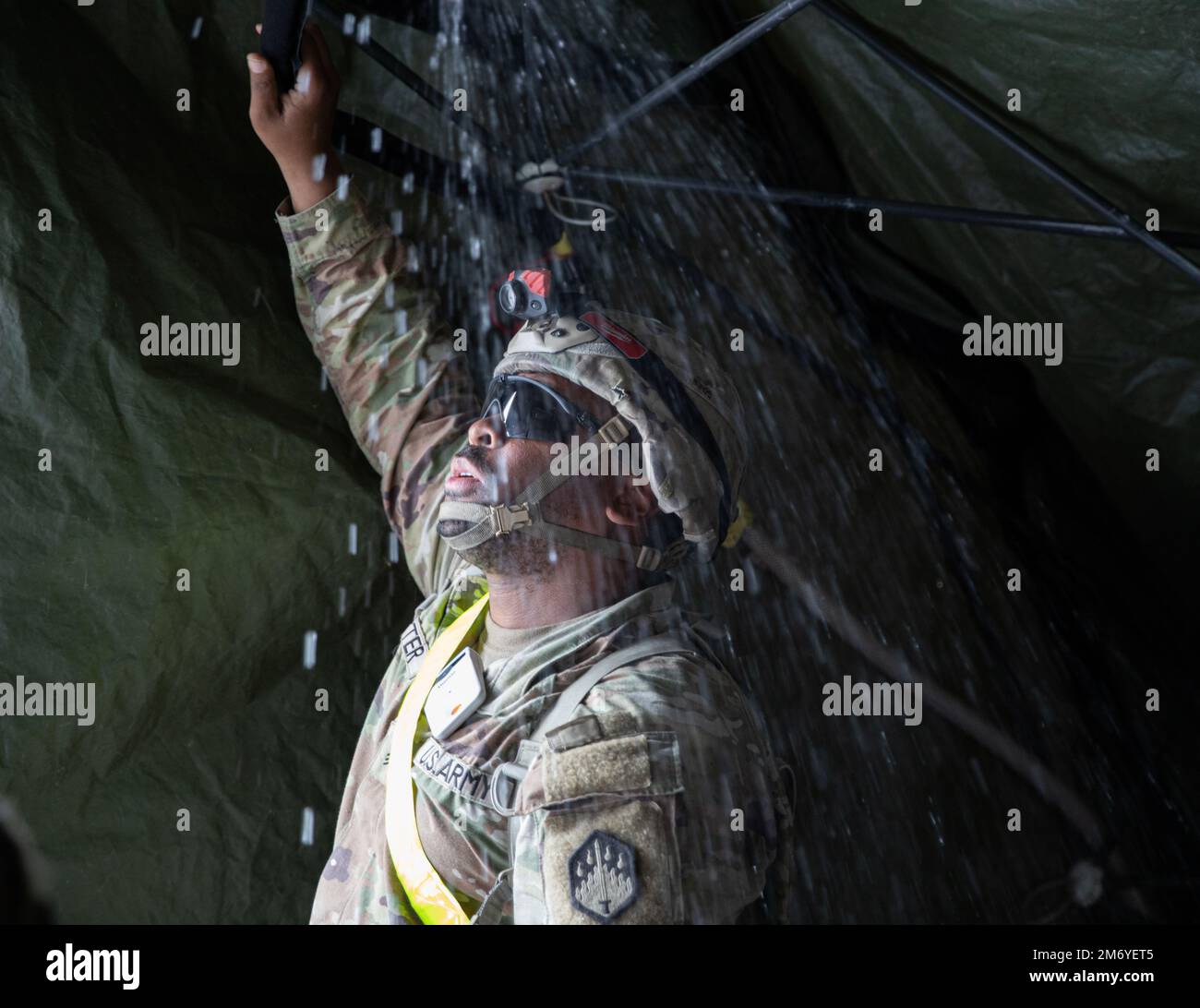 STATI UNITI Jahmil Foster, assegnato alla 172nd Chemical Company, gestisce una doccia di decontaminazione presso il Muscatuck Urban Training Center, Ind., 10 maggio 2022. I soldati che partecipano a Guardian Response 22 utilizzano docce di decontaminazione per sciacquare le persone che potrebbero essere state contaminate da materiale pericoloso al fine di mantenere adeguate pratiche di salute e sicurezza. (Foto di U.S. Caroline Sauder) Foto Stock