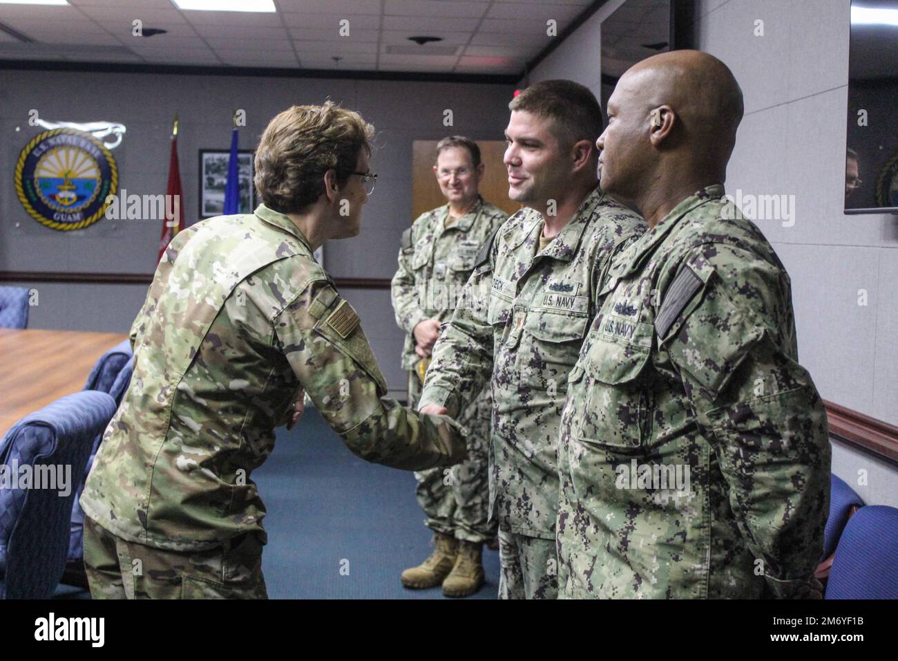 BASE NAVALE GUAM (11 maggio 2022) - Comandante degli Stati Uniti Il comando del trasporto (USTRANSCOM), il Gen. Jacqueline D. Van Ovost ha visitato gli Stati Uniti Base navale Guam (NBG) e ha incontrato il comandante ufficiale di NBG, il capitano Michael Luckett durante un tour dell'installazione, maggio 10. Mentre si trovava a NBG, Van Ovost ha girato vari moli e moli. Le discussioni hanno riguardato le esigenze critiche delle infrastrutture e le operazioni militari in corso e future presso l'installazione. Van Ovost è il 14th comandante di USTRANSCOM, uno dei 11 comandi combattenti nel Dipartimento della Difesa. La missione di USTRANSCOM è quella di progettare e sostenere militari Foto Stock