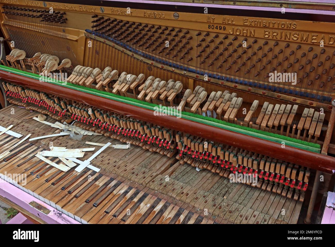 Smantellato il baby pianoforte a coda John Brinsmead, precedentemente dipinto di rosa Foto Stock