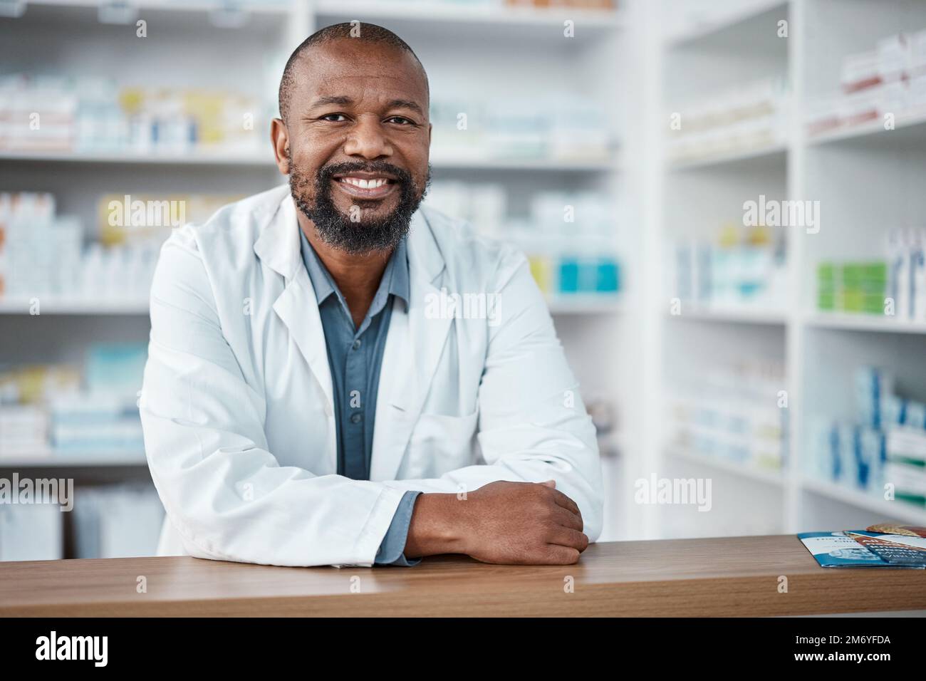Medicina, assistenza sanitaria e ritratto di uomo nero in farmacia per fiducia, assicurazione e prescrizione. Benessere. farmaco e farmacista maschile con pillole Foto Stock
