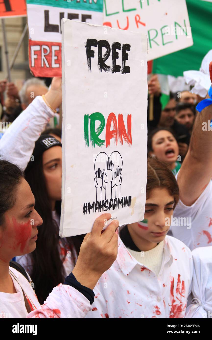 Londra, Regno Unito. 19 novembre 2022: Centinaia di persone hanno marciato davanti all'ambasciata della Repubblica islamica dell'Iran a Londra per denunciare il regime iraniano. Foto Stock