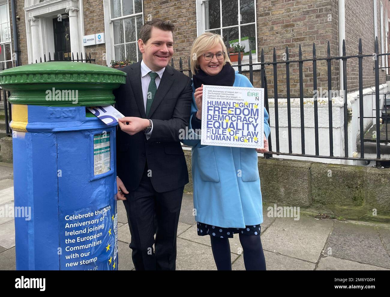 Il commissario irlandese per l'UE Mairead McGuinness e il ministro degli Affari europei Peter Burke svelano il primo francobollo "An Post" del 2023 negli edifici governativi, in occasione del 50th° anniversario dell'adesione dell'Irlanda alle Comunità europee (CE). Data di emissione: Venerdì 6 gennaio 2023. Foto Stock