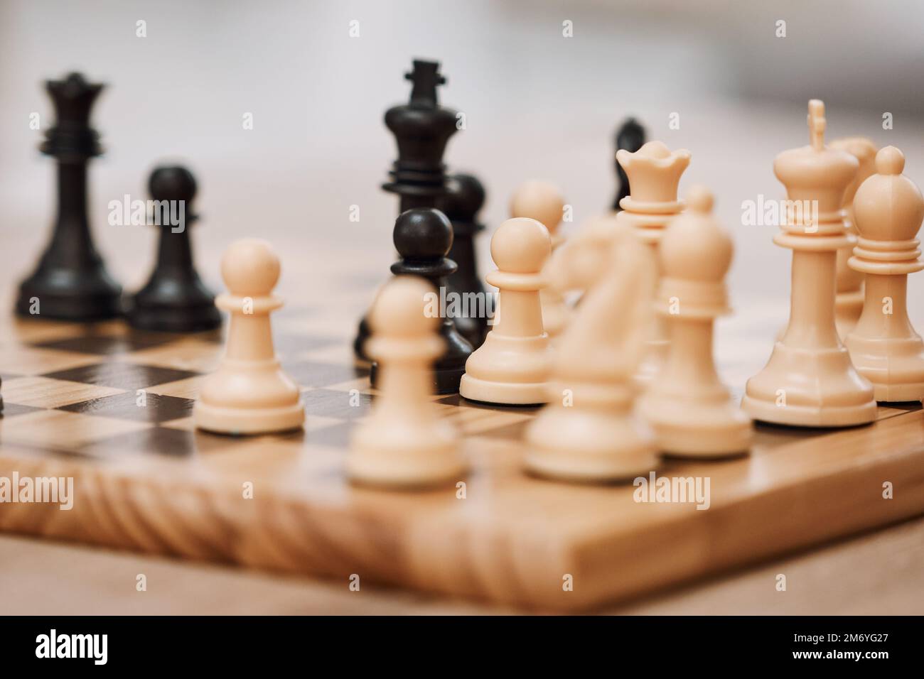 Scacchiera, cavaliere e re in casa, casa soggiorno o appartamento per il concorso di strategia mente, la visione scacchiere o l'apprendimento sfida. Zoom, scheda Foto Stock