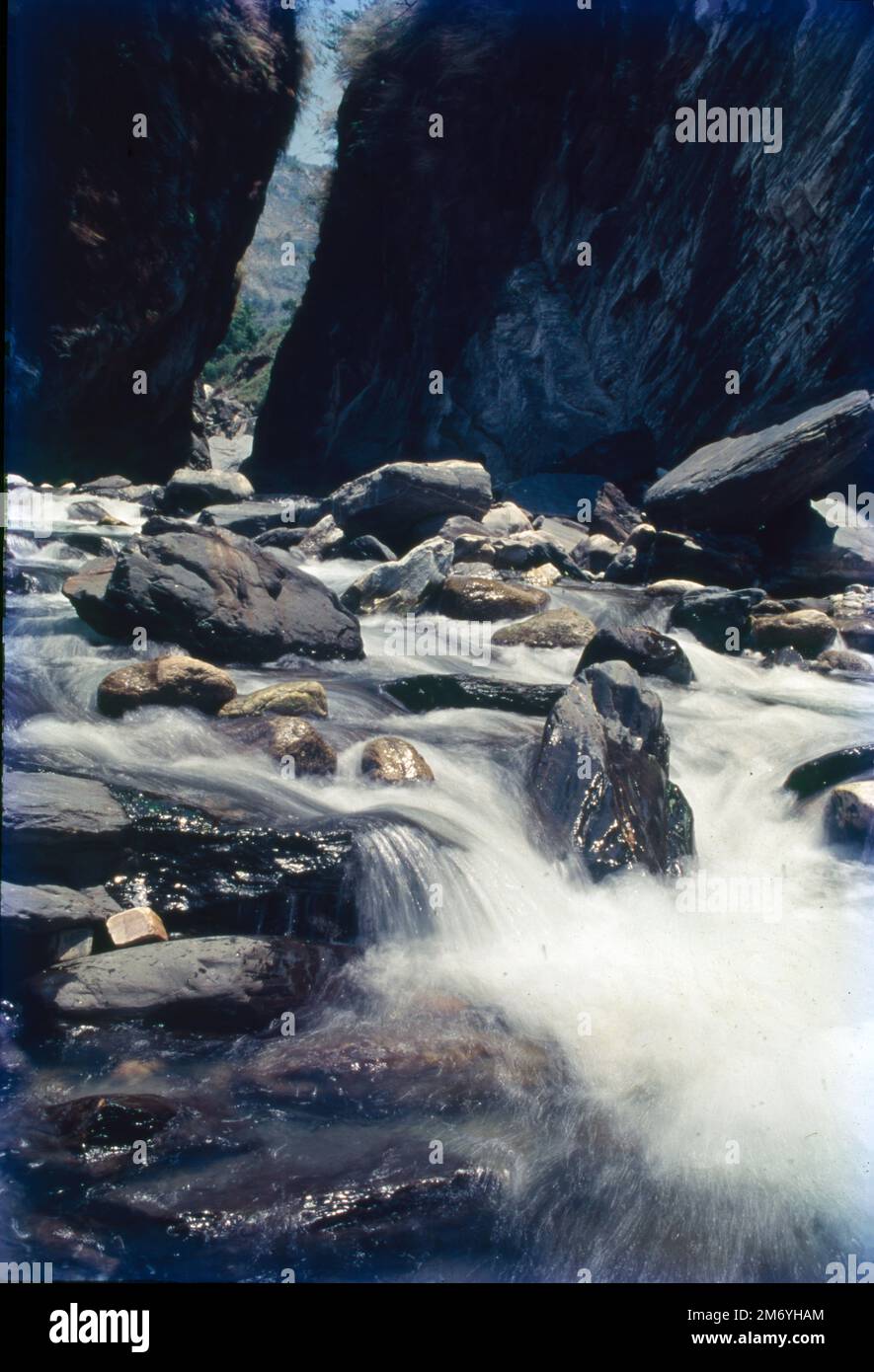 Il fiume Sarayu ha origine in Himalaya e scorre dallo stato di Utttar Pradesh e Uttarakhand. Il Sarayu è un fiume che ha origine in una cresta a sud della montagna di Nanda Kot nel distretto di Bageshwar in Uttarakhand, India. Foto Stock