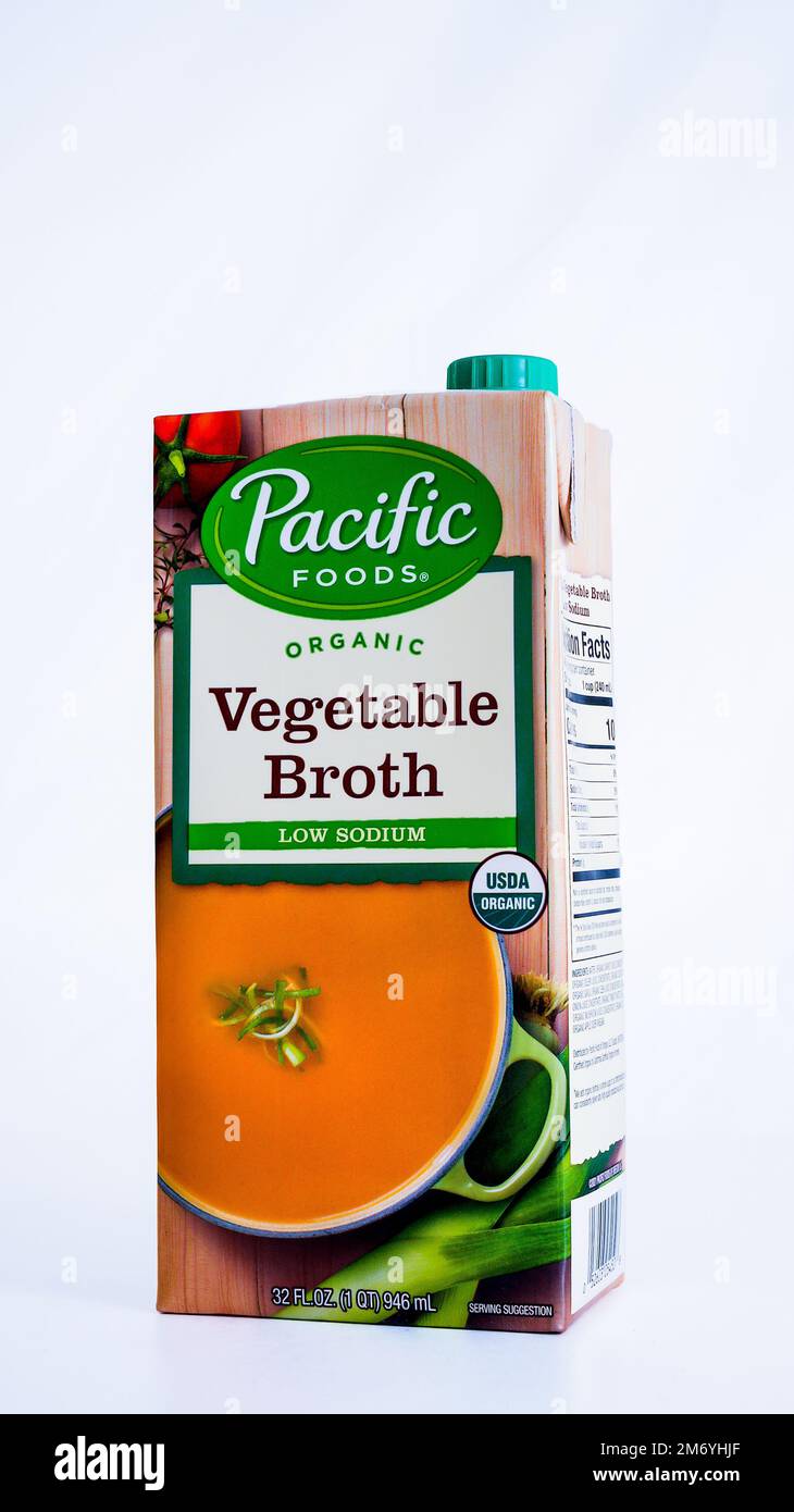 NORWALK, CT, USA - 4 GENNAIO 2023: Confezione di brodo vegetale da Pacific Food isolato su bianco Foto Stock